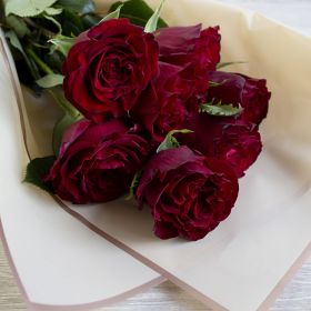 7 бордовых роз
