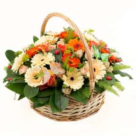 Корзина с герберами и розами