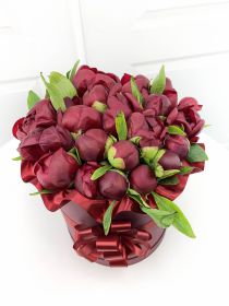 25 бордовых пионов в шляпной коробке