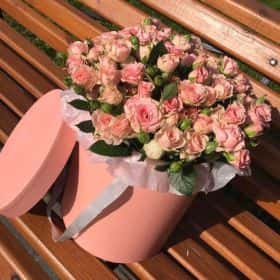 Безумие из кустовых роз 50 см.